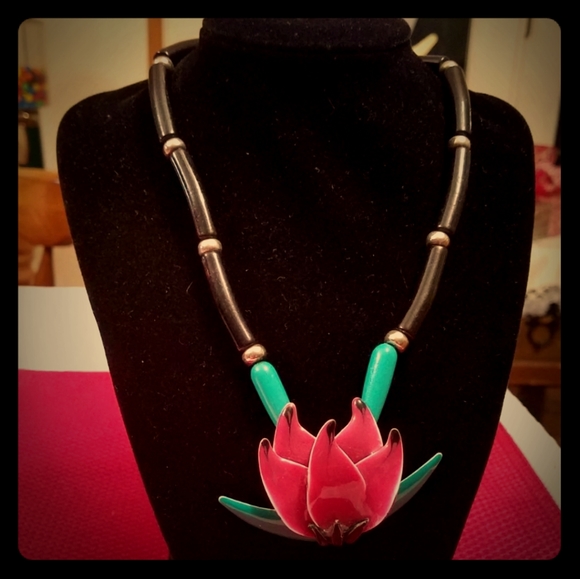 Jewelry - Vintage lucite and enamel tropical flower necklace